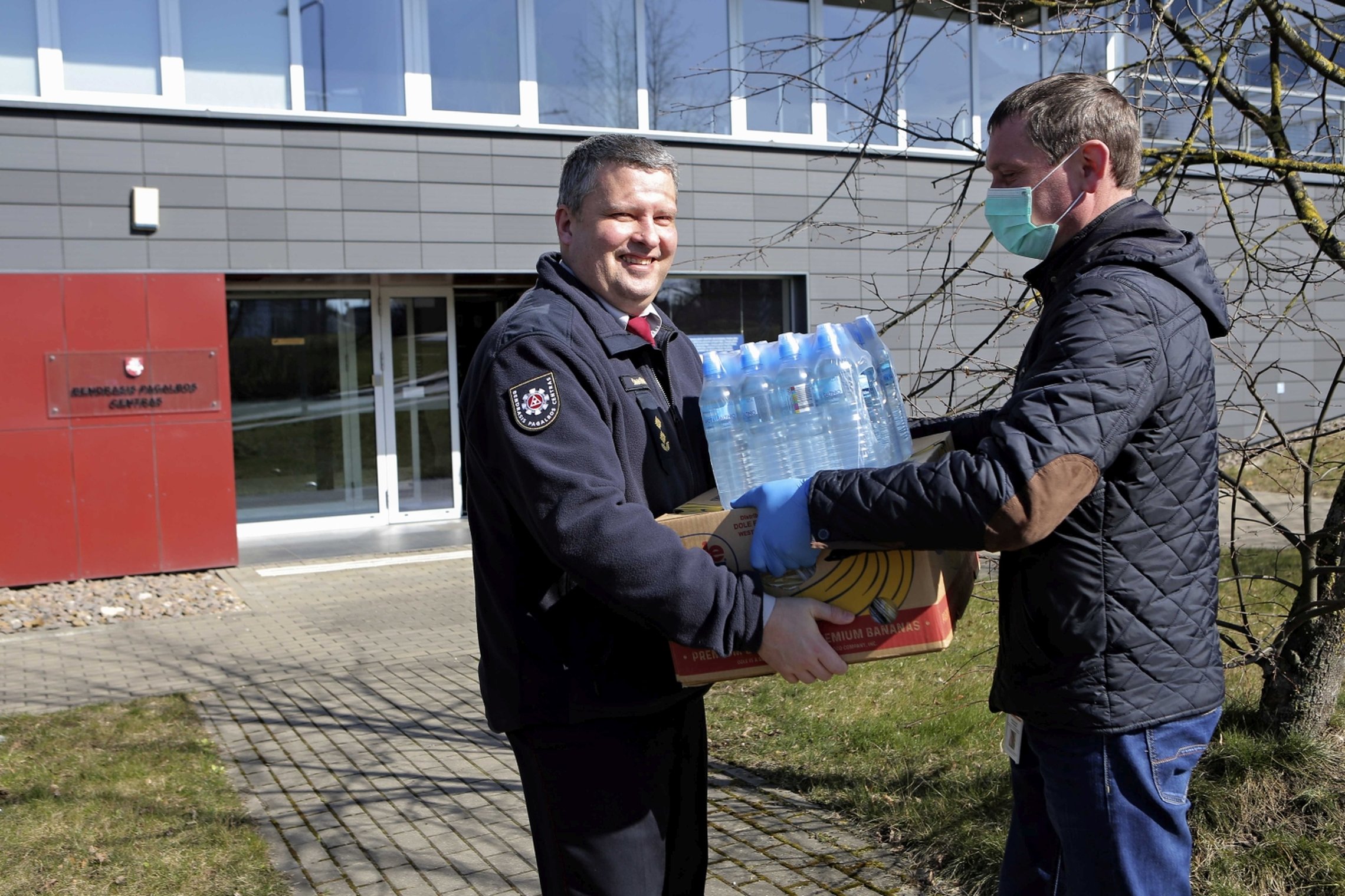 Nautraukoje matoma, kaip Bendrojo pagalbos centro pareigūnas priima atvežtas pakuotes