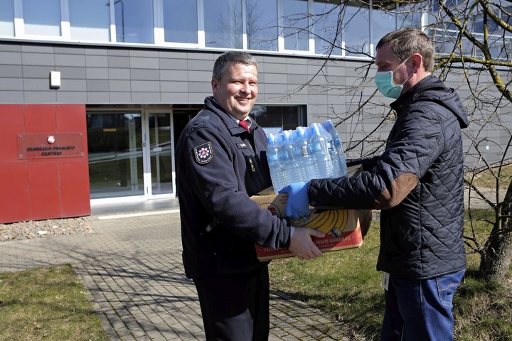 Nautraukoje matoma, kaip Bendrojo pagalbos centro pareigūnas priima atvežtas pakuotes