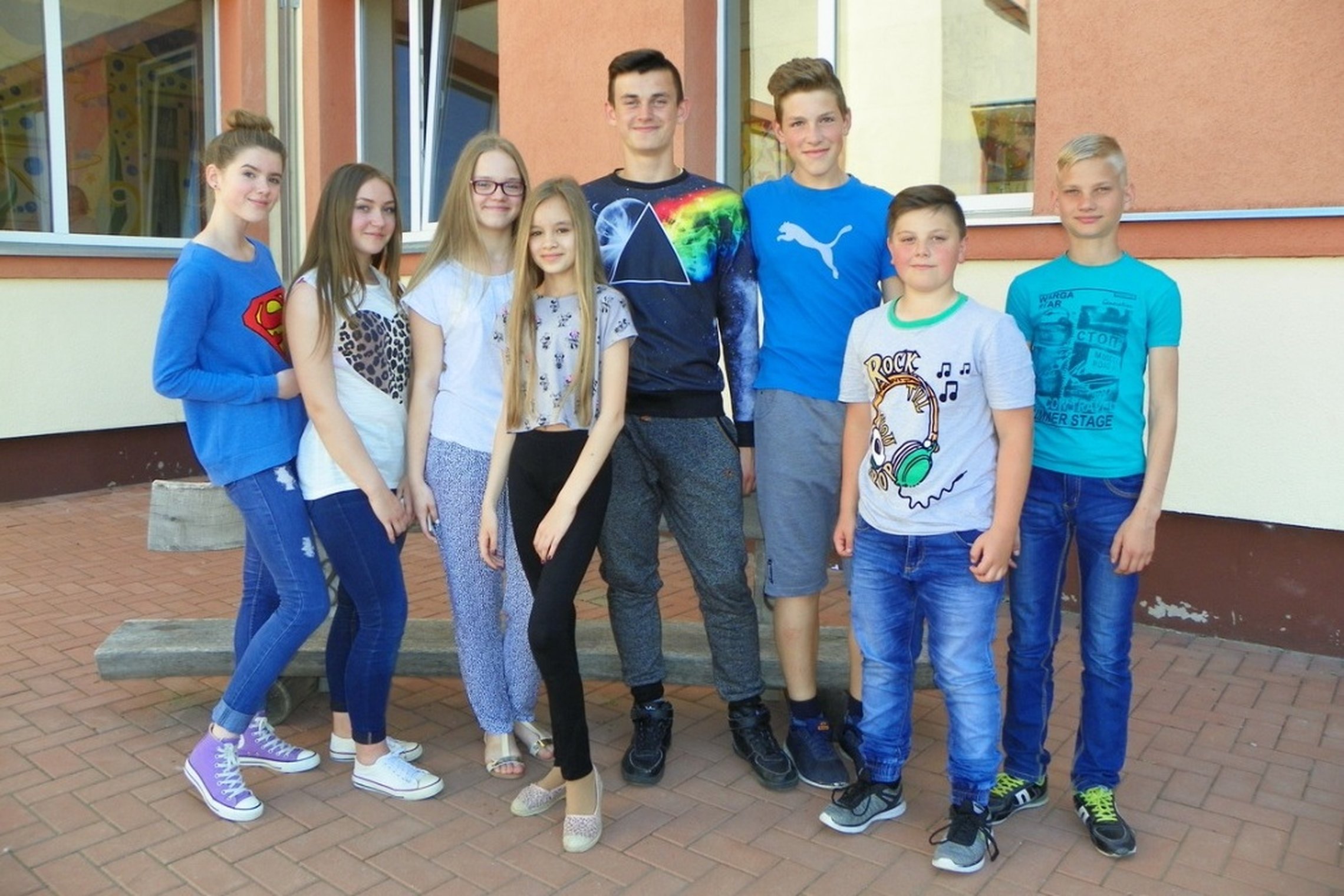 Nuotraukoje matoma grupė moksleivių
