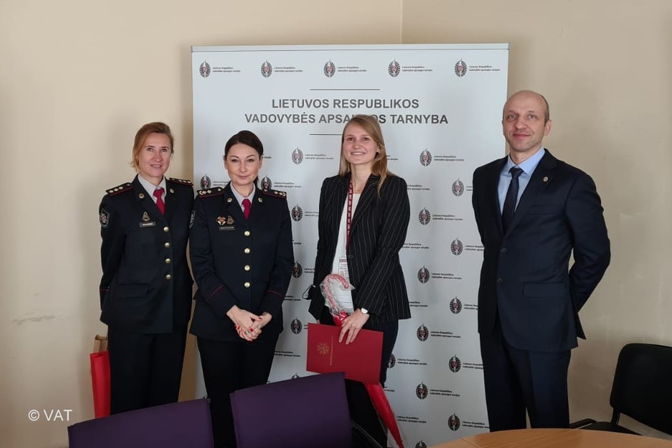 Nuotraukoje matomi prie fotosienelės stovintys dviejų institucijų atstovai