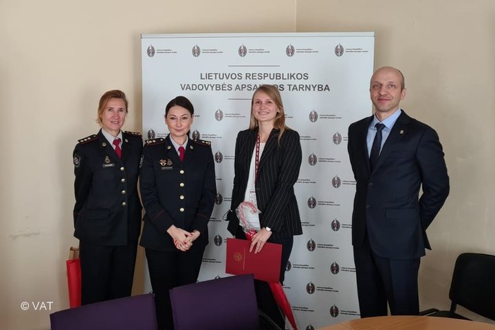 Nuotraukoje matomi prie fotosienelės stovintys dviejų institucijų atstovai