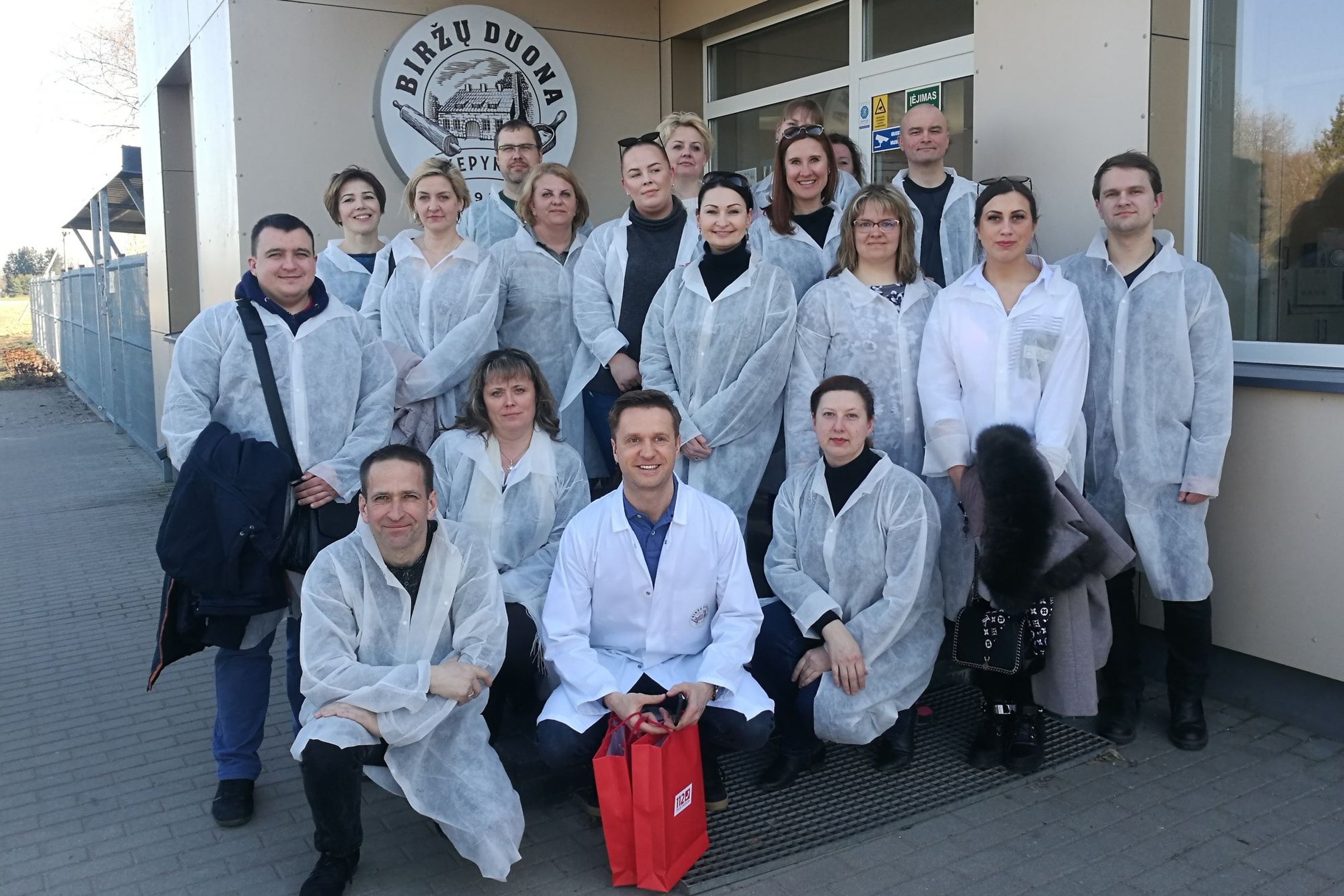 Nuotraukoje matomi Bendrojo pagalbos centro darbuotojai prie duonos kepyklos