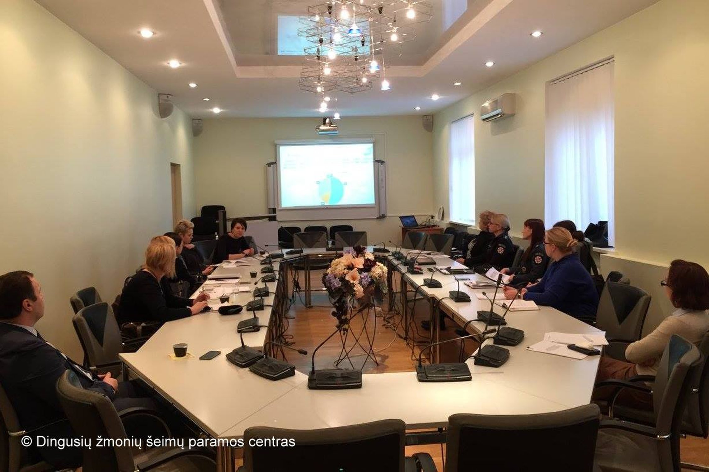 Nuotraukoje matyti salė, kurioje vyksta susitikimas