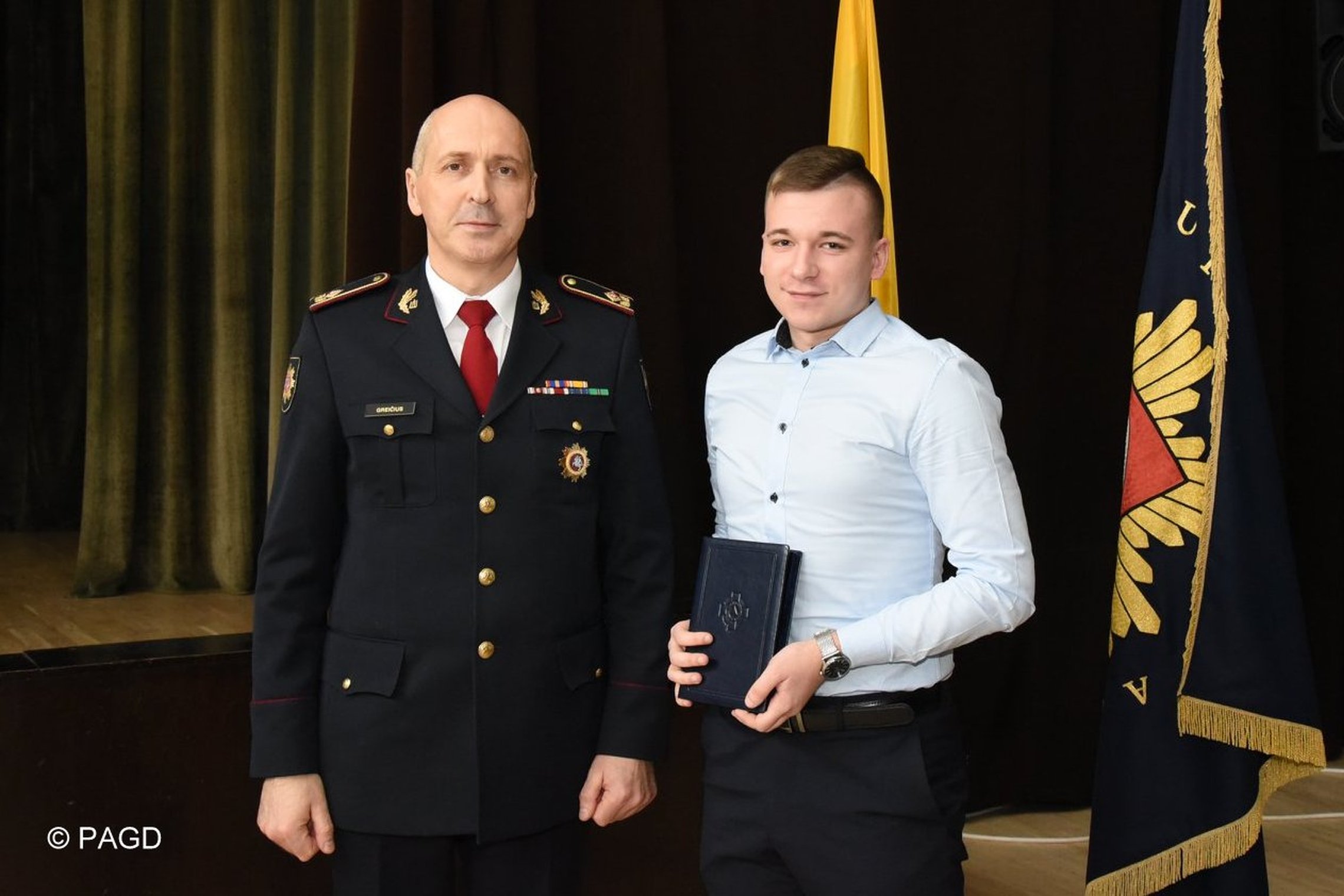 Nuotraukoje matomas PAGD direktorius ir apdovanojimą gavęs darbuotojas