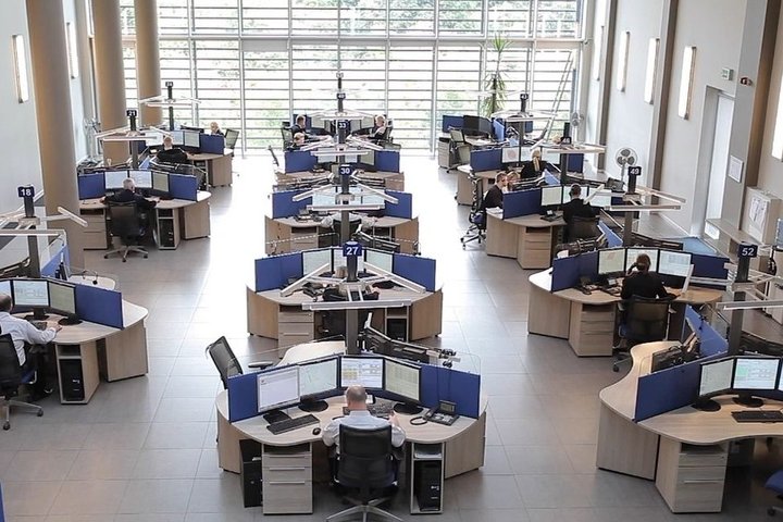 Nuotraukoje matoma Bendrojo pagalbos centro operatorių salė