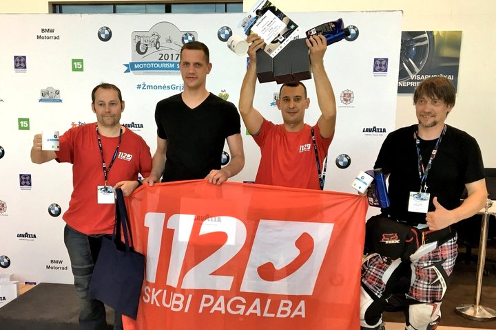 Nuotraukoje matomi komandos nariai prie fotosienelės