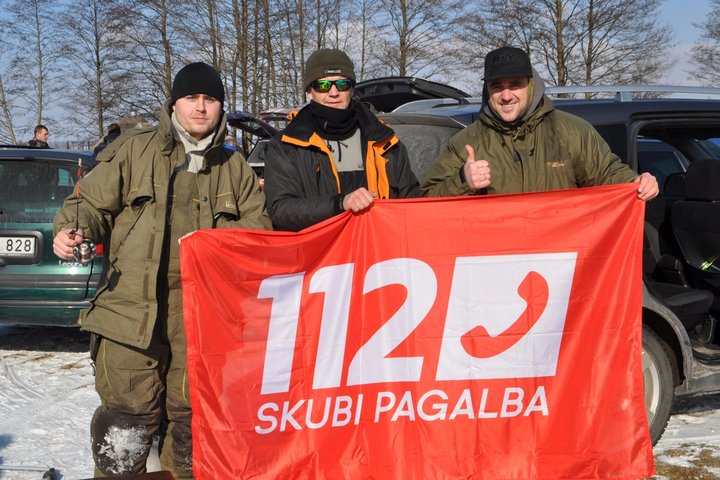 Nuotraukoje matomi keli vyrai su 112 vėliava