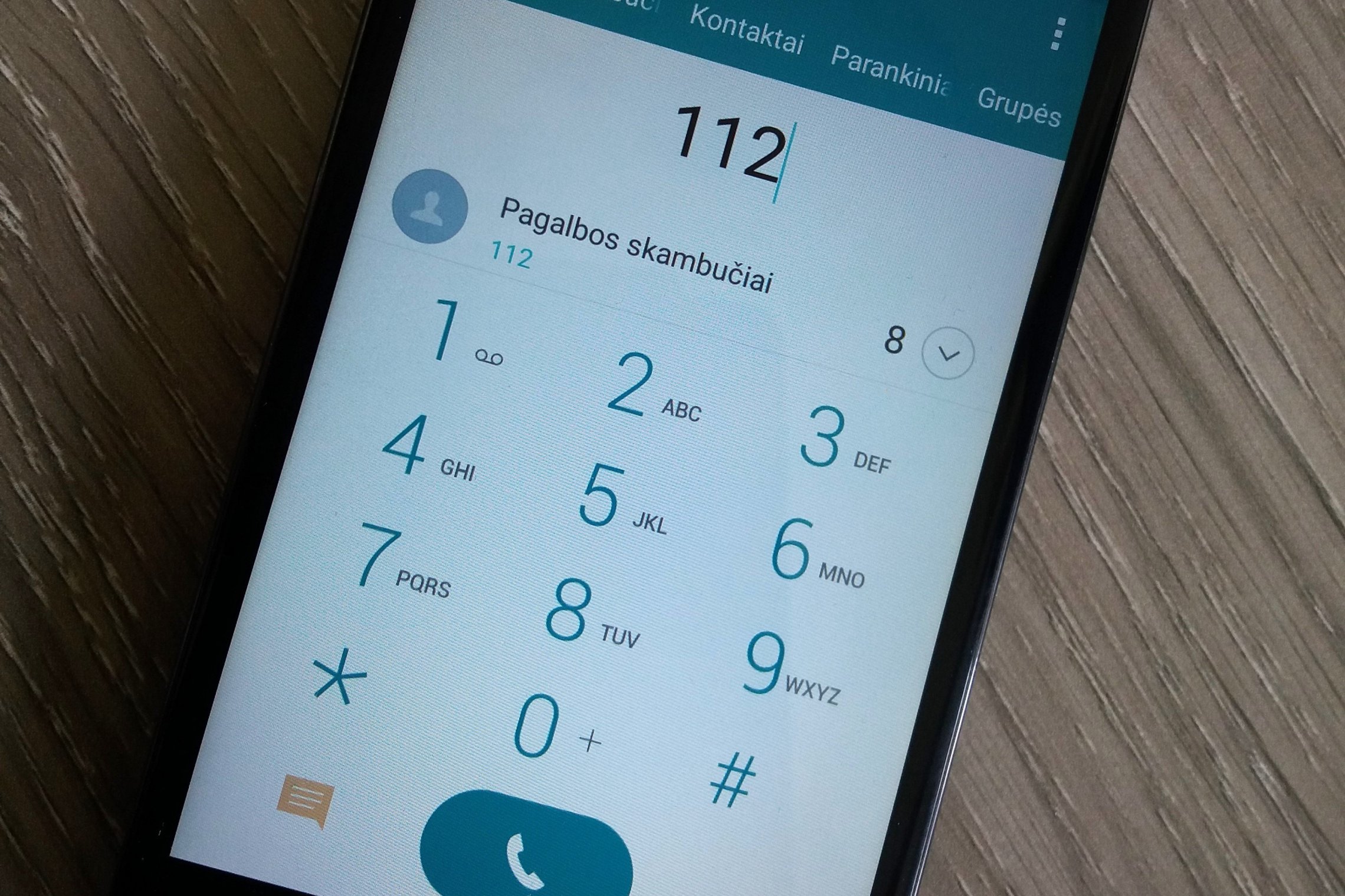 Nuotraukoje matomas mobilusis telefonas su surinktu numeriu 112