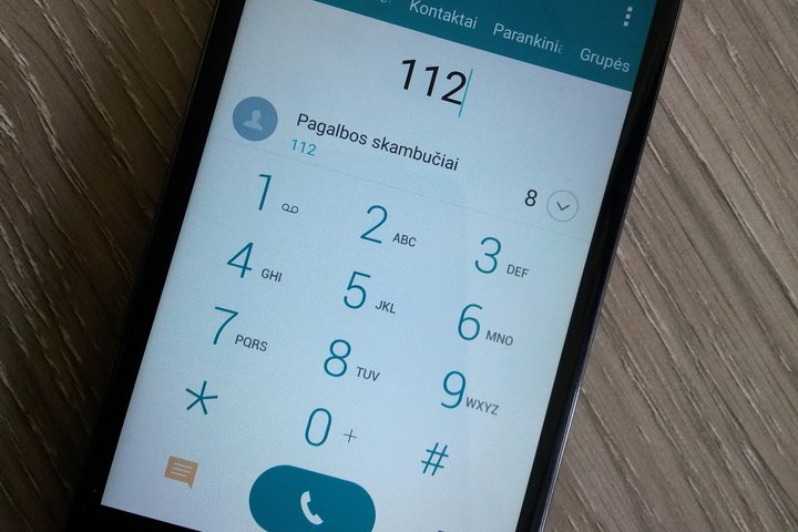 Nuotraukoje matomas mobilusis telefonas su surinktu numeriu 112
