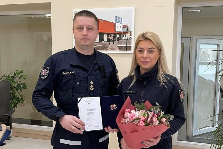 Nuotraukoje matoma apdovanota pareigūnė ir jos viršininkas