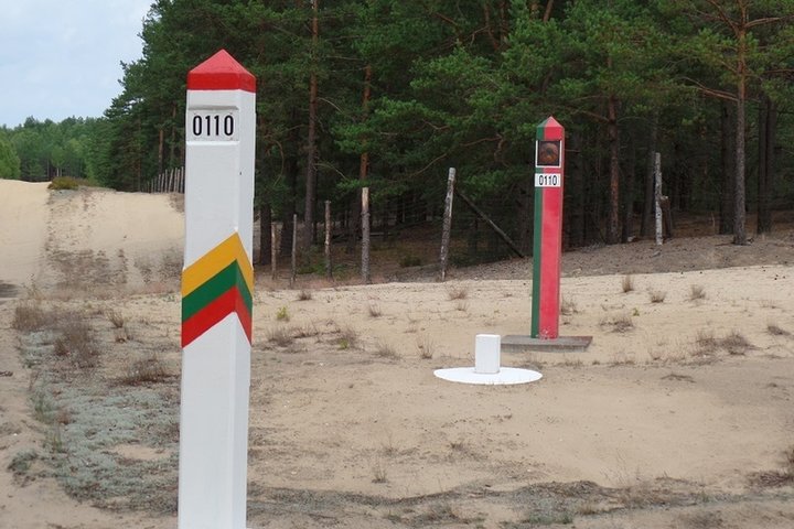 Nuotraukoje matomi pasienio stulpai