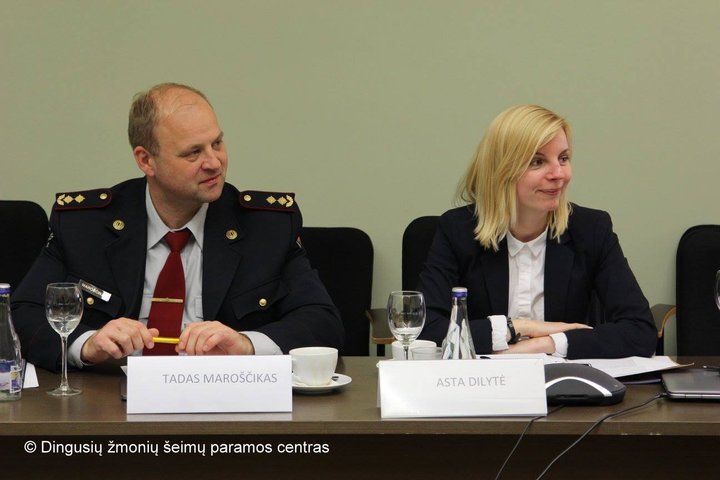 Nuotraukoje matomi prie stalo sėdintys diskusijos dalyviai