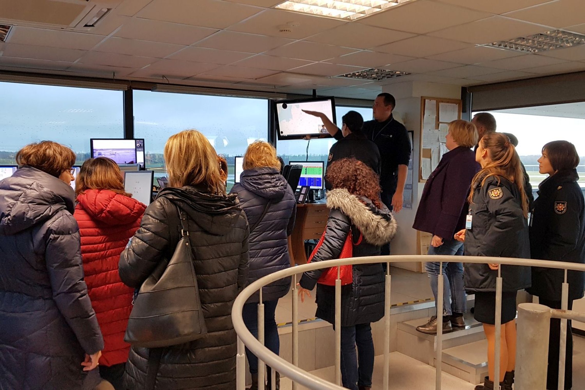Nuotraukoje matomi priešgaisrinėje gelbėjimo stotyje besilankantys žmonės