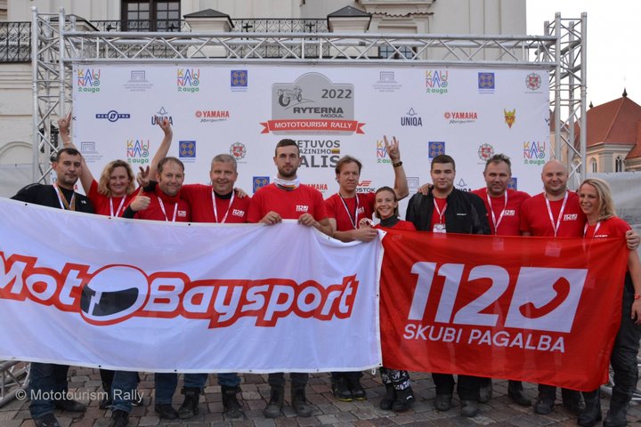 Nuotraukoje matomos motociklininkų komandos prie finišo fotosienelės
