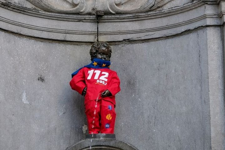 Nuotraukoje matoma besišlapinančio berniuko skulptūra Briuselyje su numerio 112 atributika