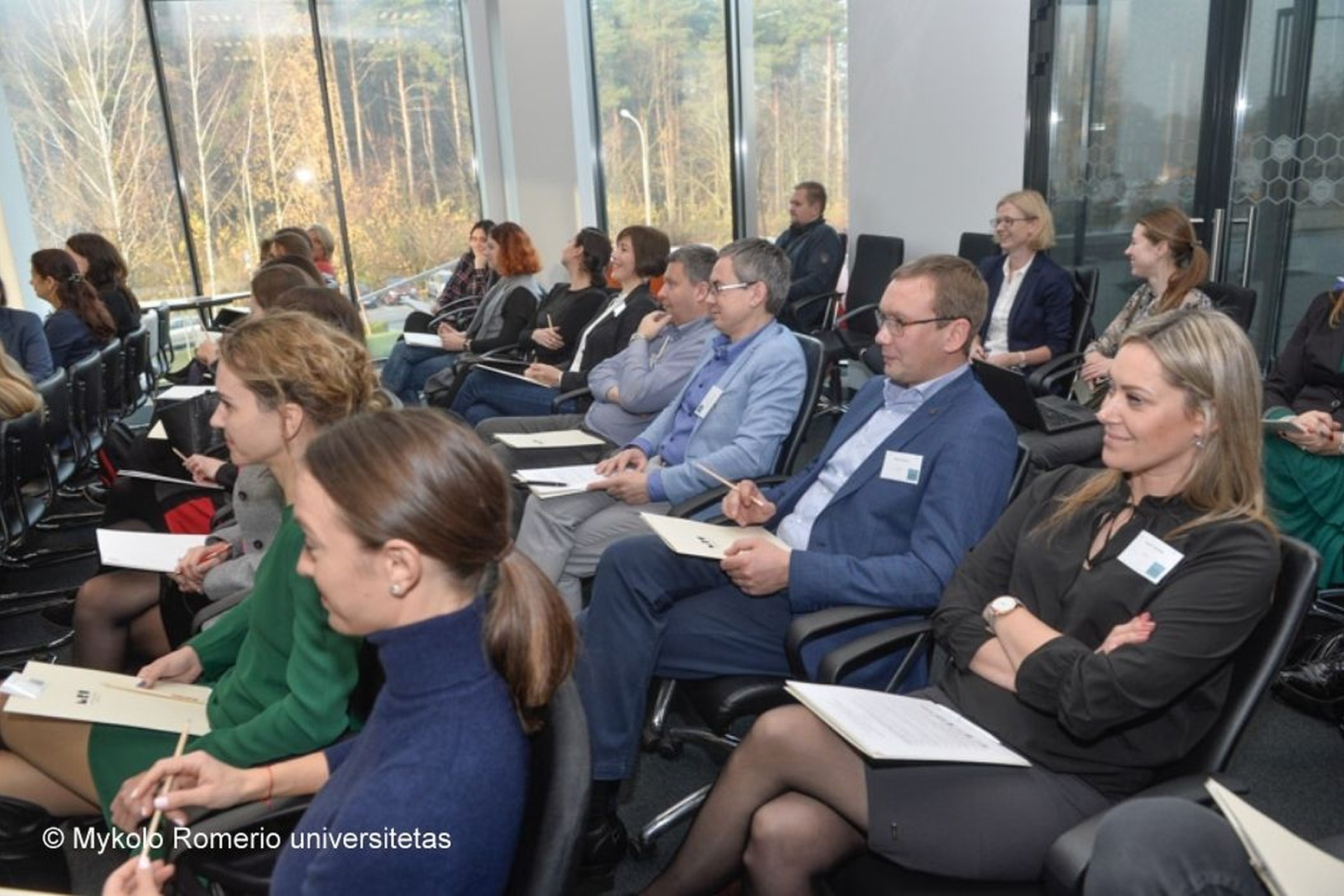 Nuotraukoje matomi salėje sėdintys konferencijos dalyviai