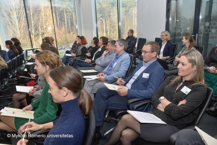 Nuotraukoje matomi salėje sėdintys konferencijos dalyviai