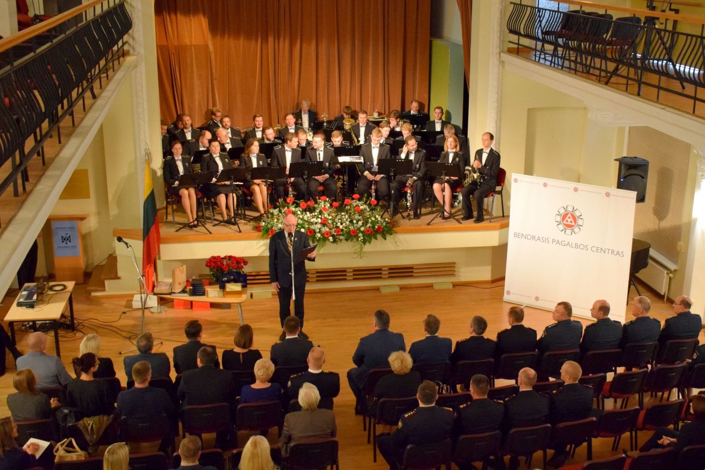 Nuotraukoje matoma salė, kurioje vyksta iškilmingas renginys