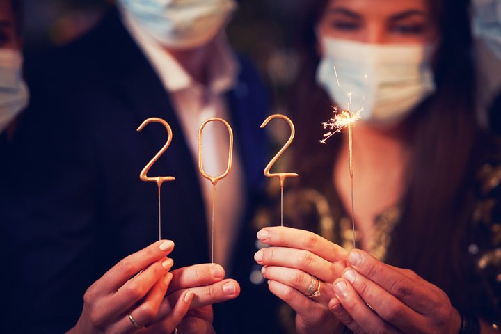 Nuotraukoje matomos rankose laikomos skaičių pavidalo bengališkos ugnelės, žyminčios 2021 metus