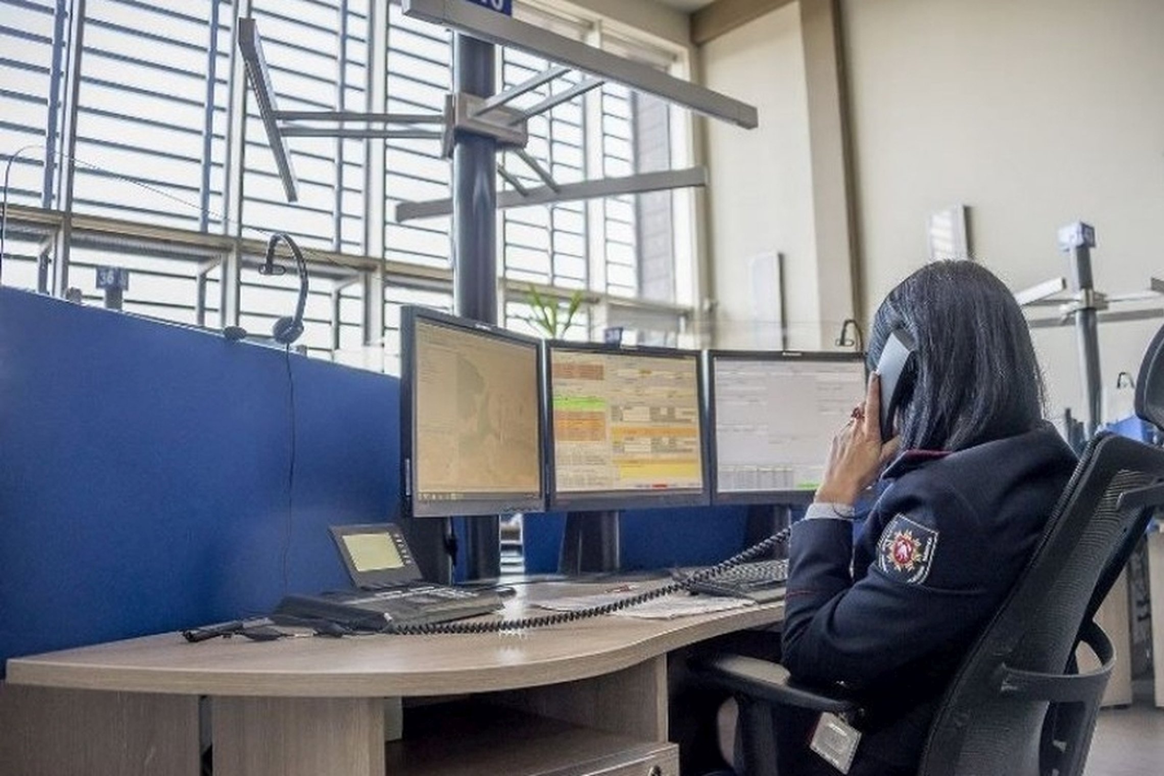 Nuotraukoje matoma Bendrojo pagalbos centro operatorė darbo vietoje