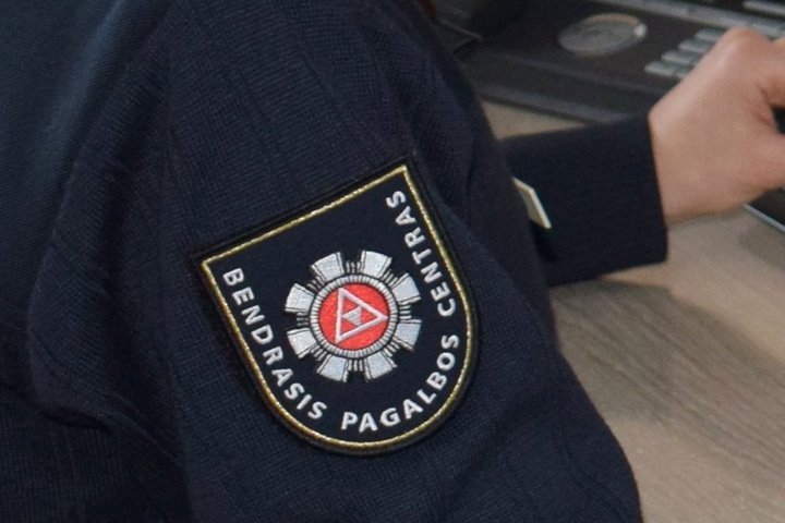 Nuotraukoje matomas rankovės antsiuvas su Bendrojo pagalbos centro logotipu