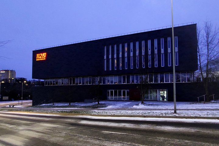 Nuotraukoje matomas pastatas, kurio languose dega žvakutės