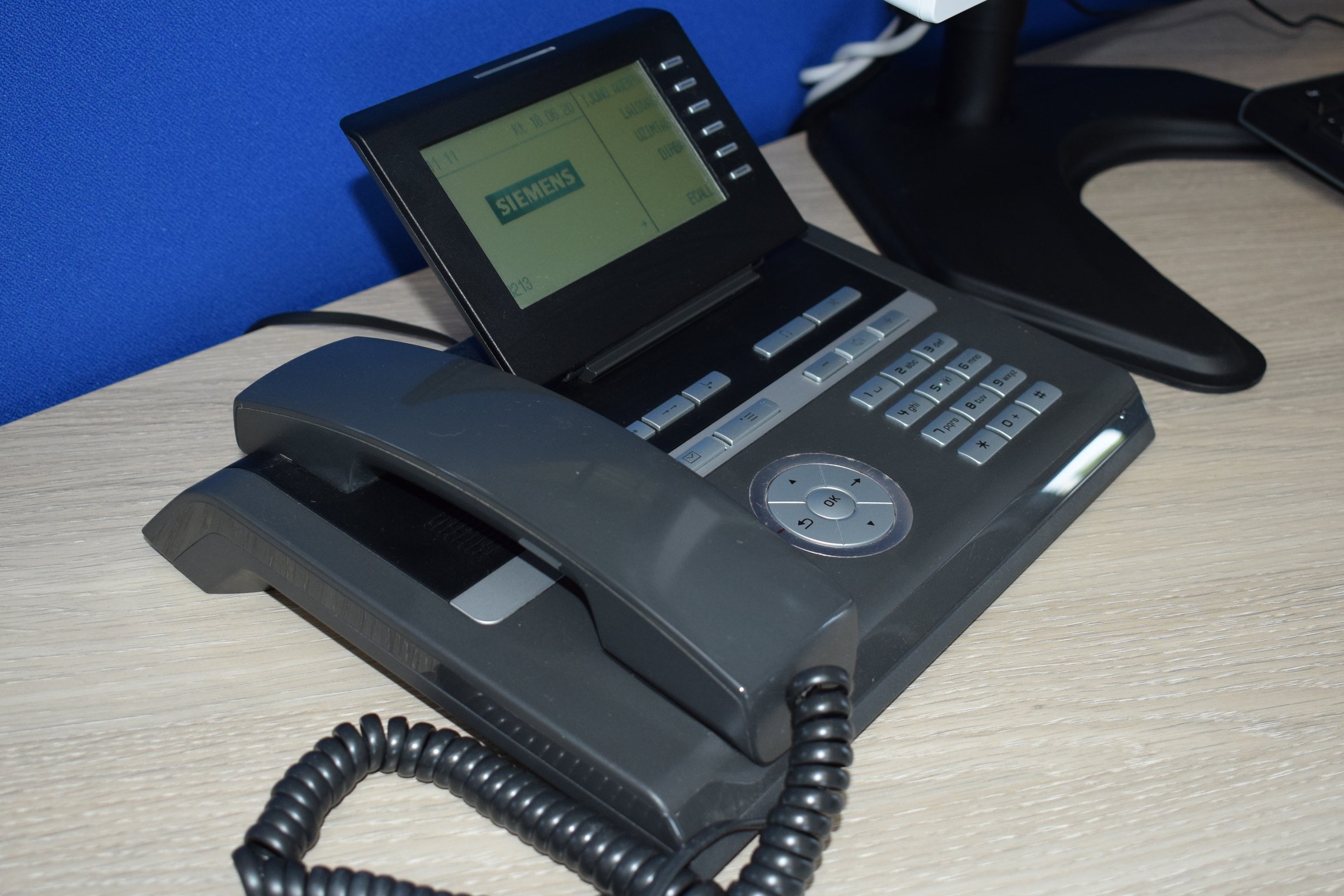 Nuotraukoje matomas skambučių operatoriaus telefonas ant operatoriaus darbo stalo