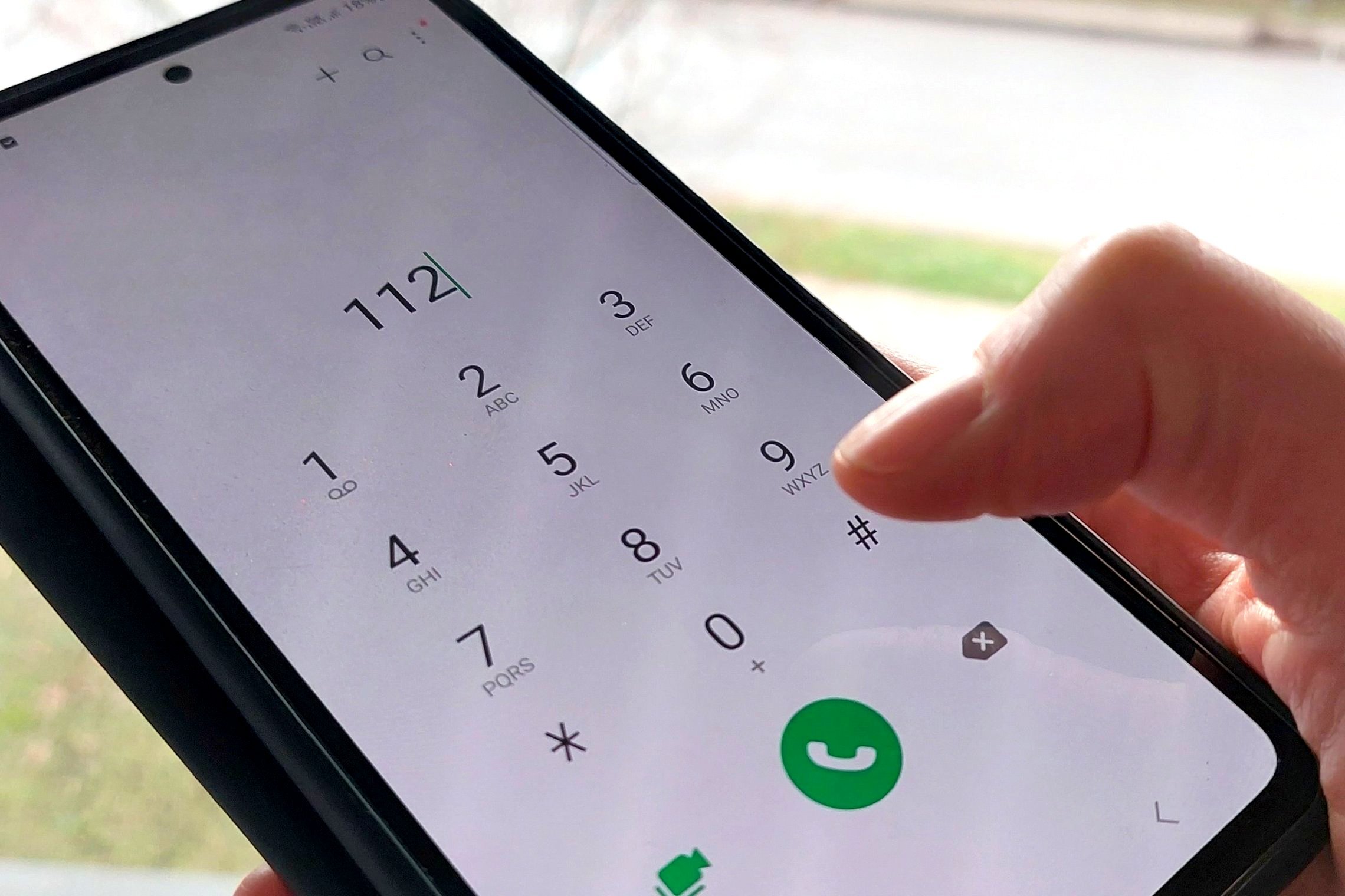 Nuotraukoje matomas mobiliojo ryšio telefonas su surinktu numeriu 112
