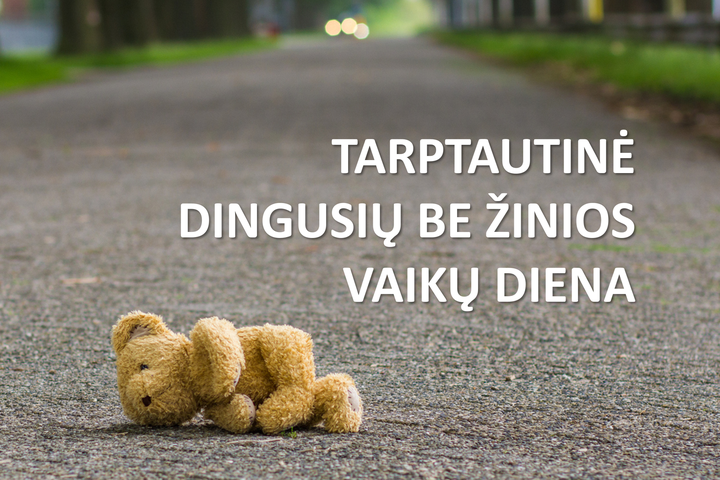 Nuotraukoje matomas pamestas žaislinis meškiukas, gulintis ant kelio, ir užrašas, skelbiantis dienos pavadinimą