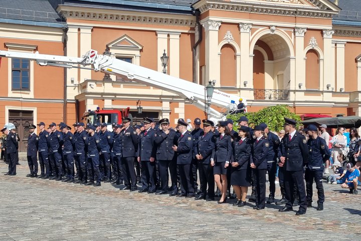 Nuotraukoje matomi miesto aikštėje į rikiuotę sustoję pareigūnai