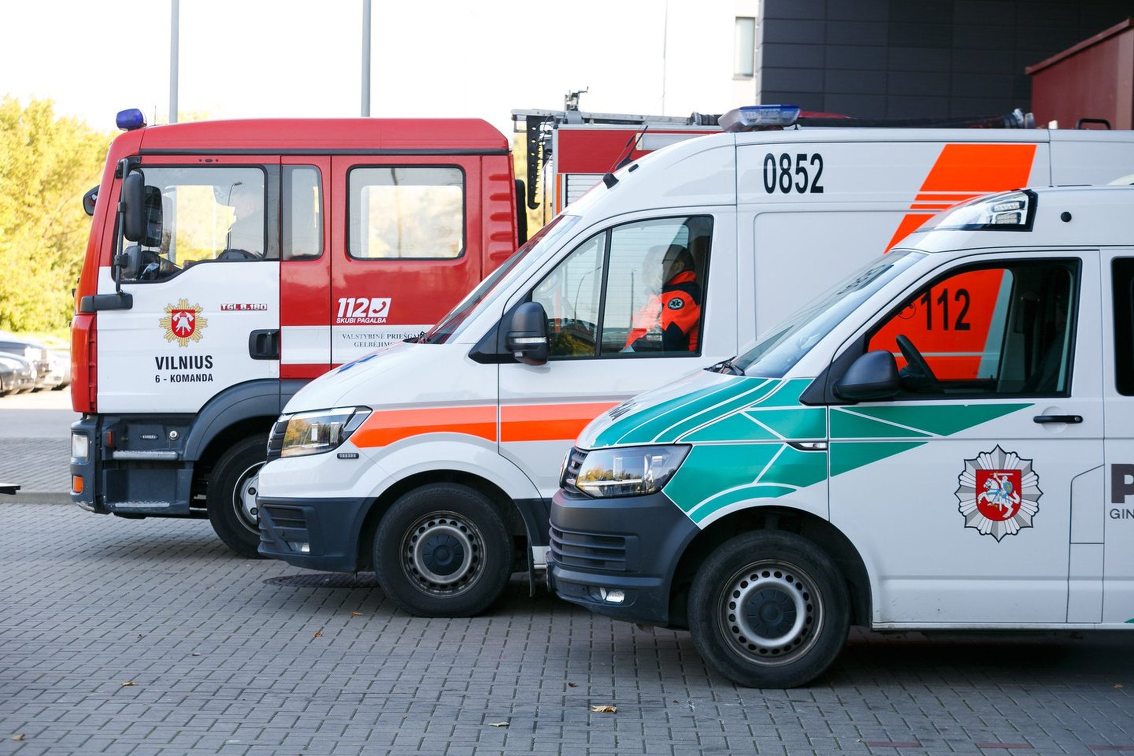 Nuotraukoje matomi trijų tarnybų - priešgaisrinės gelbėjimo, greitosios medicinos pagalbos ir policijos - automobiliai