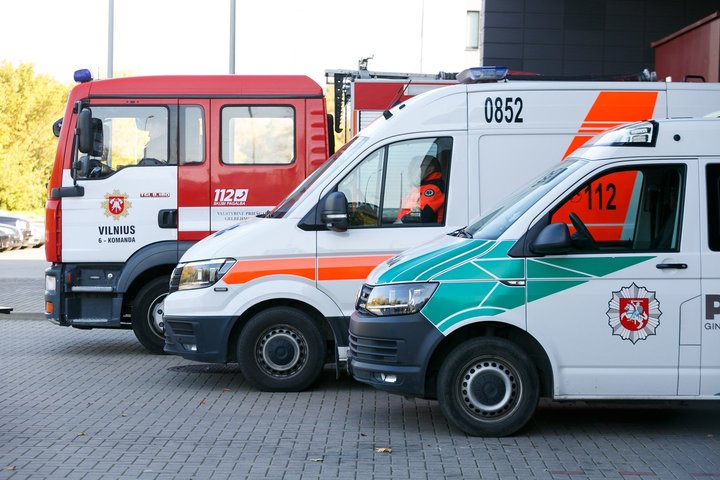 Nuotraukoje matomi trijų tarnybų - priešgaisrinės gelbėjimo, greitosios medicinos pagalbos ir policijos - automobiliai