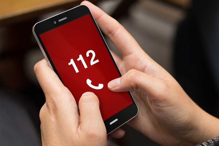 Nuotraukoje matomas mobilusis telefonas ir jo ekrane surinktas numeris 112