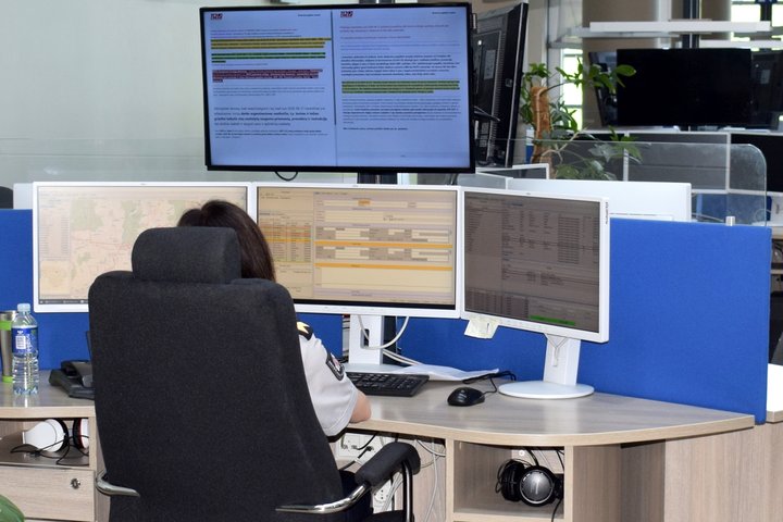 Nuotrauukoje matoma Bendrojo pagalbos centro operatoriaus darbo vieta su visais keturiais monitoriais
