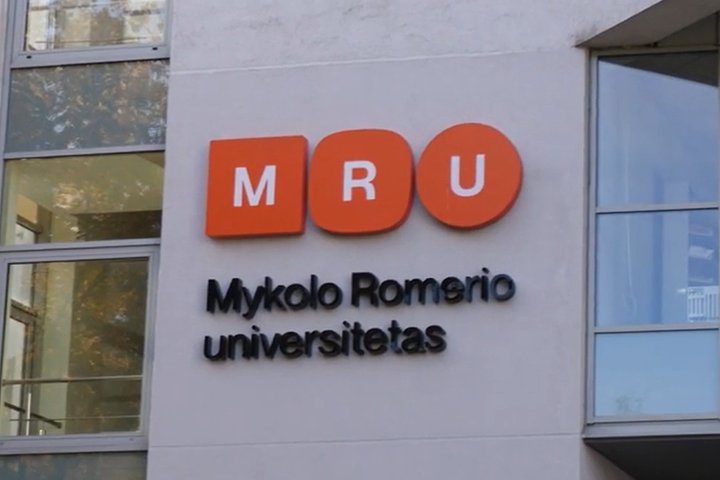 Nuotraukoje matomas pastato fasado fragmentas su universiteto pavadinimu ir logotipu