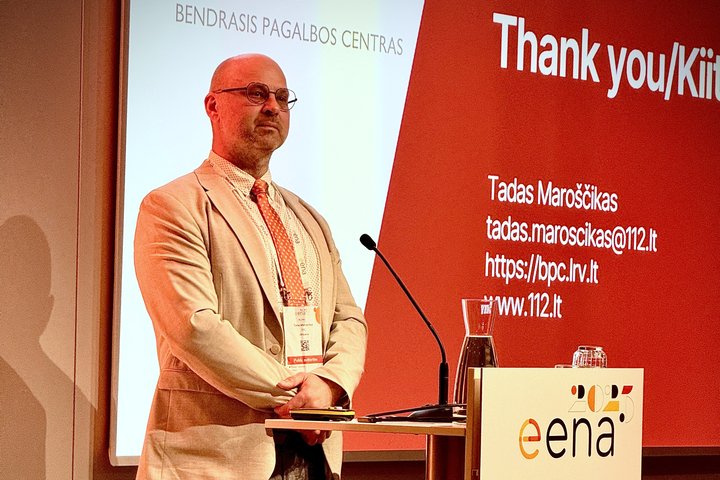 Nuotraukoje matomas prie pranešėjo tribūnos stovintis šviesiu švarku vilkintis vyras – Bendrojo pagalbos centro viršininko pavaduotojas